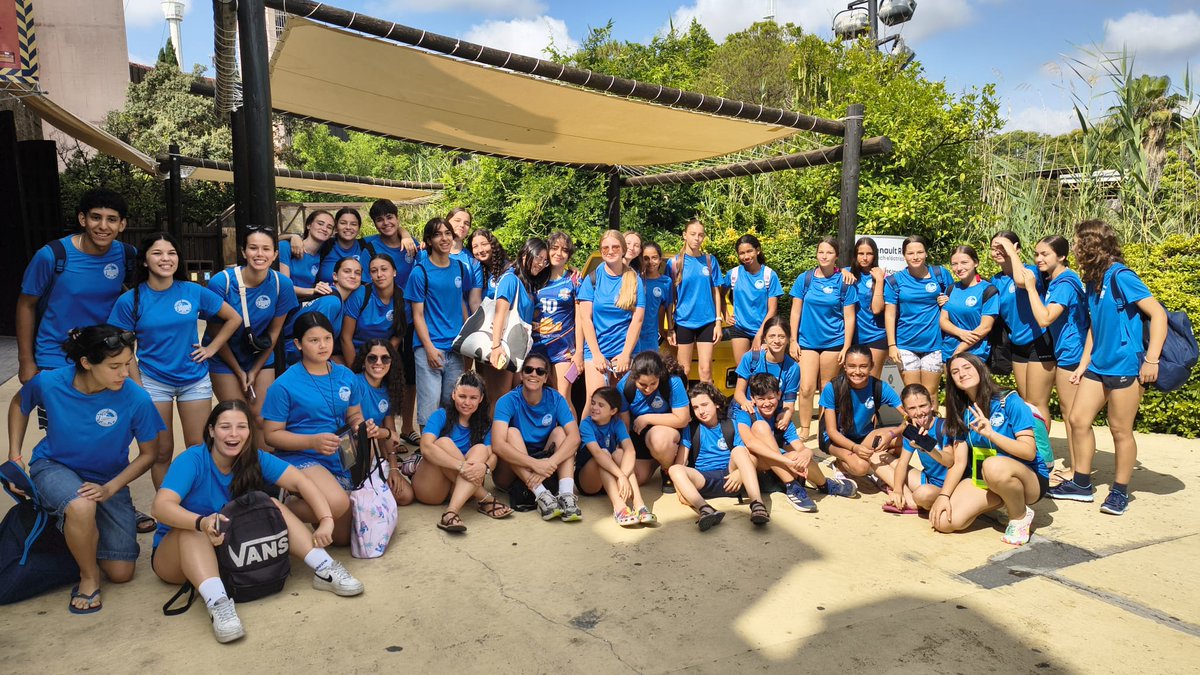 🔵 Tras la entrega de premios de ayer, hoy nos propusimos teñir de azul <a href="/islamagica/">Isla Mágica</a> 😉 ¿Quién sale peor? 😅
.
#EscuelaCVR #ElSueñoAzul #VoleibolenSevilla #IslaMágica