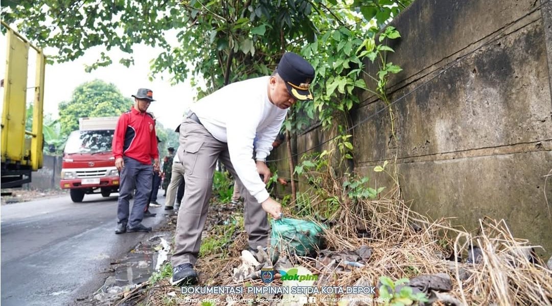 Wali Kota Depok, Supian Suri turun langsung dalam aksi bersih-bersih bersama aparatur Kecamatan Tapos &amp; berbagai elemen masyarakat, di sepanjang Jalan Raya Tapos, Sabtu (21/06/2025). 
Kegiatan dilanjutkan dg meninjau ke beberapa rumah warga yang terdampak musibah puting beliung.