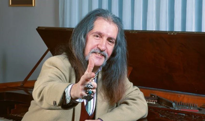 “Bıyıklarımı 'Göktürkler'den, uzun saçlarımı 'Oğuzlar'dan aldım.”

Barış Manço