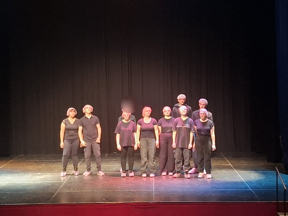 LyceeAuthie's tweet photo. Le jeudi 5 Juin, les élèves de l’option théâtre ont présenté leur spectacle intitulé "A l’ombre du masque mauve"à l’espace culturel de Doullens.
👏Bravo à eux pour ce spectacle et bravo pour leur évolution tout au long de ces années.
                    
https://t.co/qWXRtGeUng https://t.co/y6x2Xv0LZk