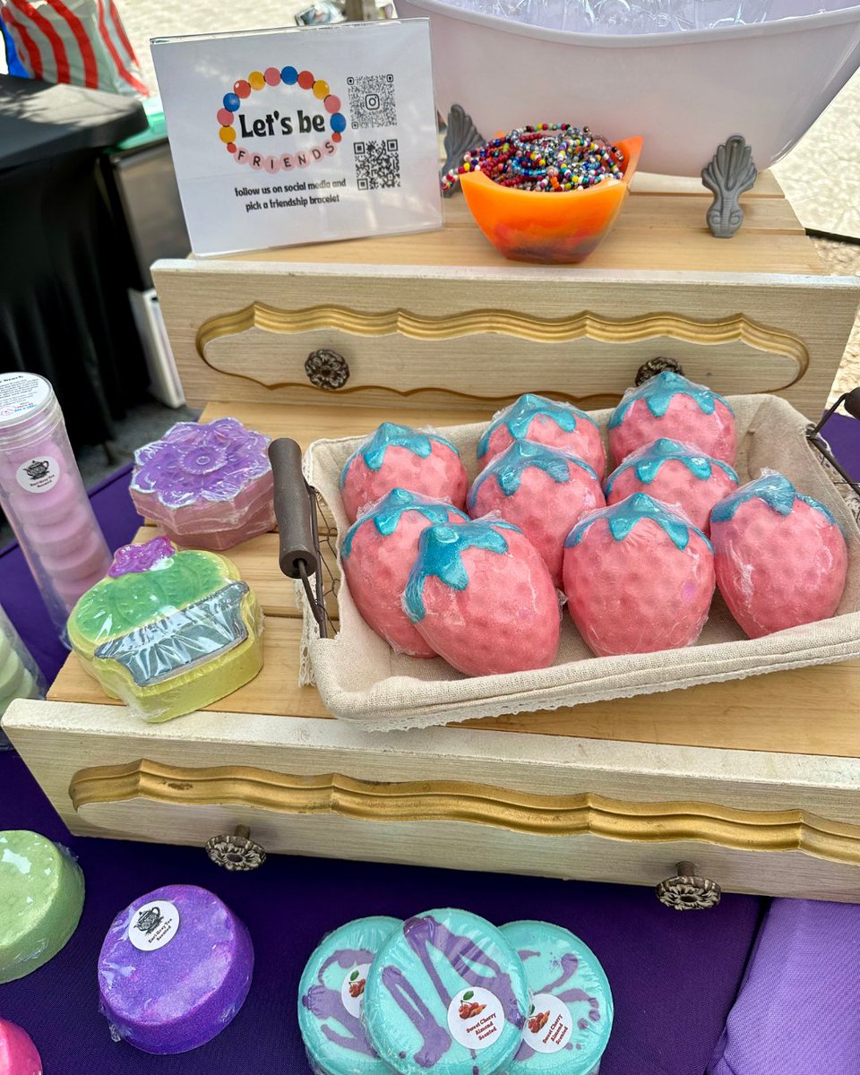 rodney_square's tweet photo. Farmer’s Market Vendor Spotlight: The Neon Poodle 🌈🛁
One of the best parts of exploring the Downtown Wilmington Farmer’s Market at Rodney Square is discovering unique finds like the cute and colorful wares from The Neon Poodle including shower steamers and bath confetti! https://t.co/pzh7Tu7SZa