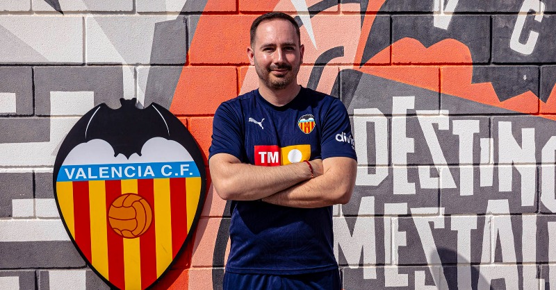 Academia_VCF's tweet photo. 🗣 “Venimos a la #VCFAcademyWorldCup 🏆 para seguir creciendo como academia en Canadá 🇨🇦”
🎙 Paco Juarros, técnico de la VCF Academy Canadá, protagonista en L’Informatiu del @valenciacf en #VCFMedia
#VCFWorld