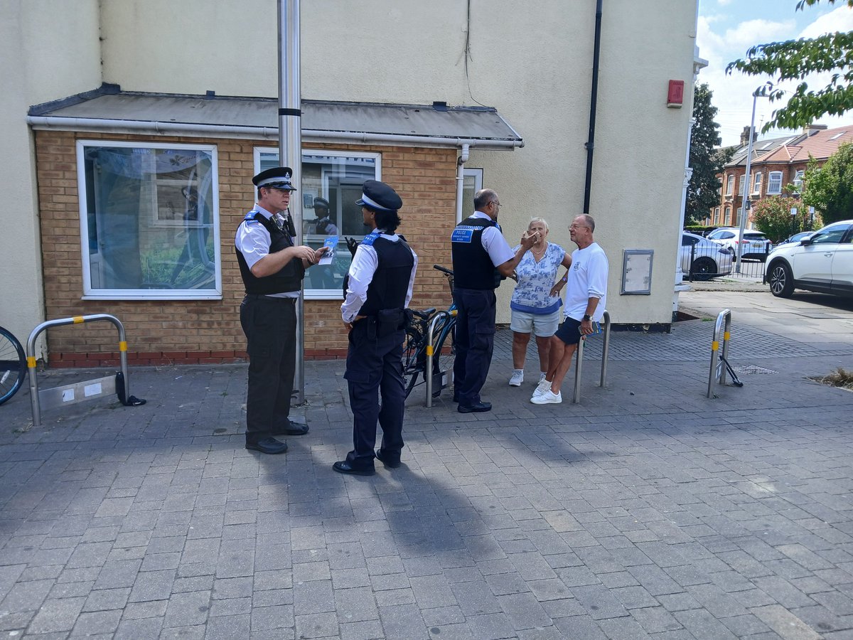 MPSValentines's tweet image. Yesterday @MPSValentines and @MPSNewbury were out speaking with residents about concerns around anti-social behaviour &amp;amp; suspected drug dealing.
 We’re listening, acting &amp;amp; patrolling.
Thank you to those who stopped by!
📞 Report concerns: 101 (non-urgent) / 999 (urgent)