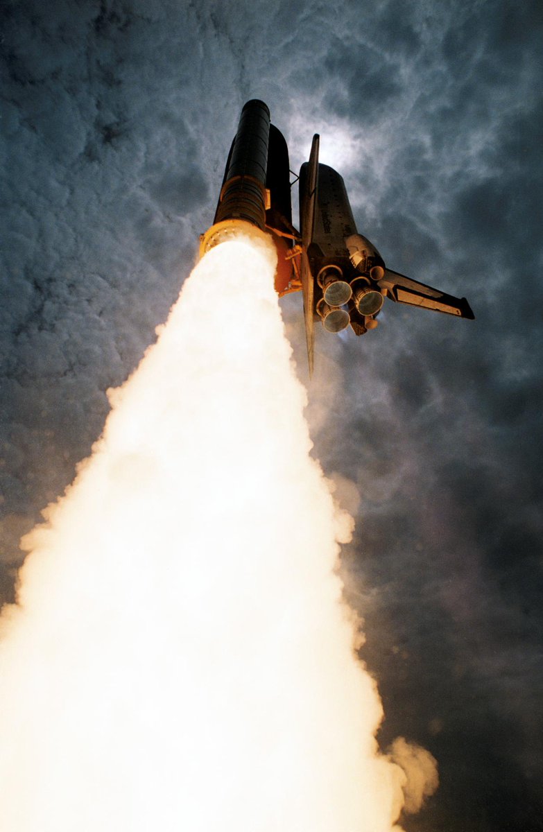 This incredible photo of Space Shuttle Columbia was taken #OTD in 1992.

This is the launch of Spacelab mission STS-50. The 13-day mission was the first Extended Duration Orbiter flight and the longest shuttle mission to that date.