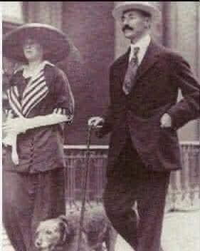 Lorsque le Titanic a coulé, le millionnaire John Jacob Astor IV était à bord. L'argent sur son compte en banque était suffisant pour construire 30 Titanic. Cependant, face à un danger mortel, il a choisi ce qu'il considérait comme moralement juste et a abandonné sa place sur un