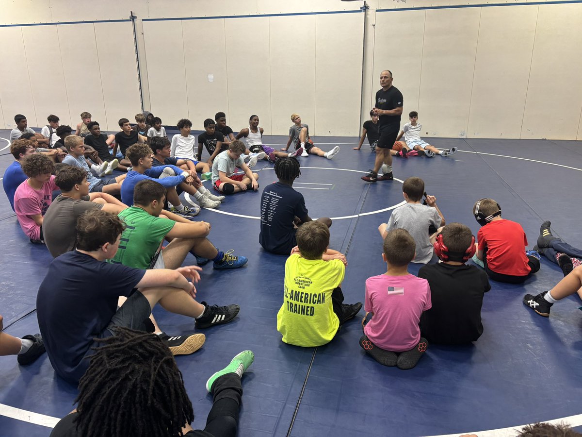 Our campers were joined by basketball campers today for a conversation w 1996 Olympian <a href="/LouRosselli/">Lou Rosselli</a>.  Coach Rosselli spoke about “the difference” &amp; what it takes to get to the next level &amp; achieve goals.   Drive, effort, attitude, eliminating fear &amp; more. Thank you Coach!! 🇺🇸🇺🇸🇺🇸