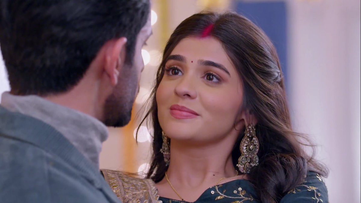 They are talking with their eyes 🫠🩷
Shiv - mujhe pata hai tum phirse ghirogi
Prarthna - aur mujhe pata hai aap mujhe phirse bachayenge

I love them 😭🩷

#KumkumBhagya . #PraShiv
