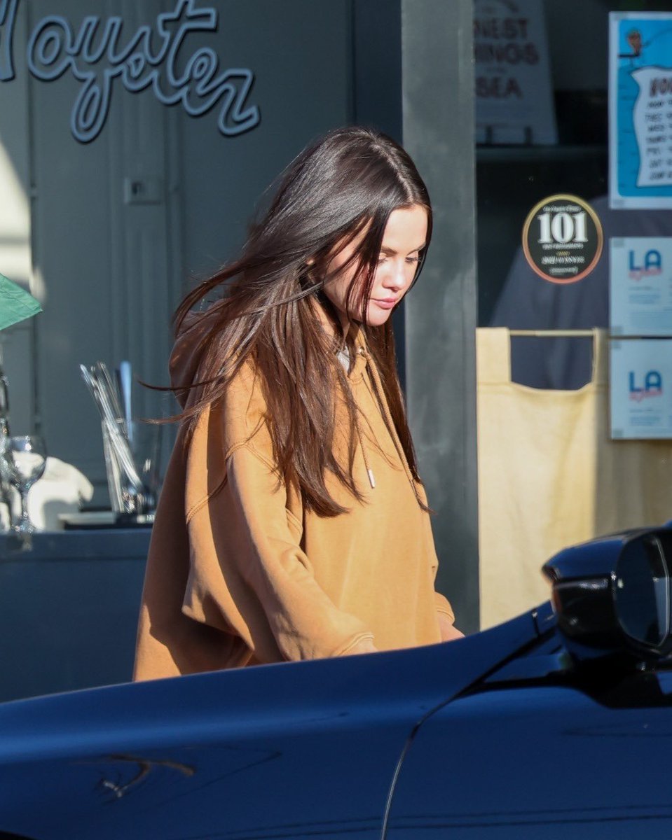 Itsthatlawyer_'s tweet photo. Selen Gomez just gets finer every time i see her OMG😭😩 https://t.co/DevFzpjFK5