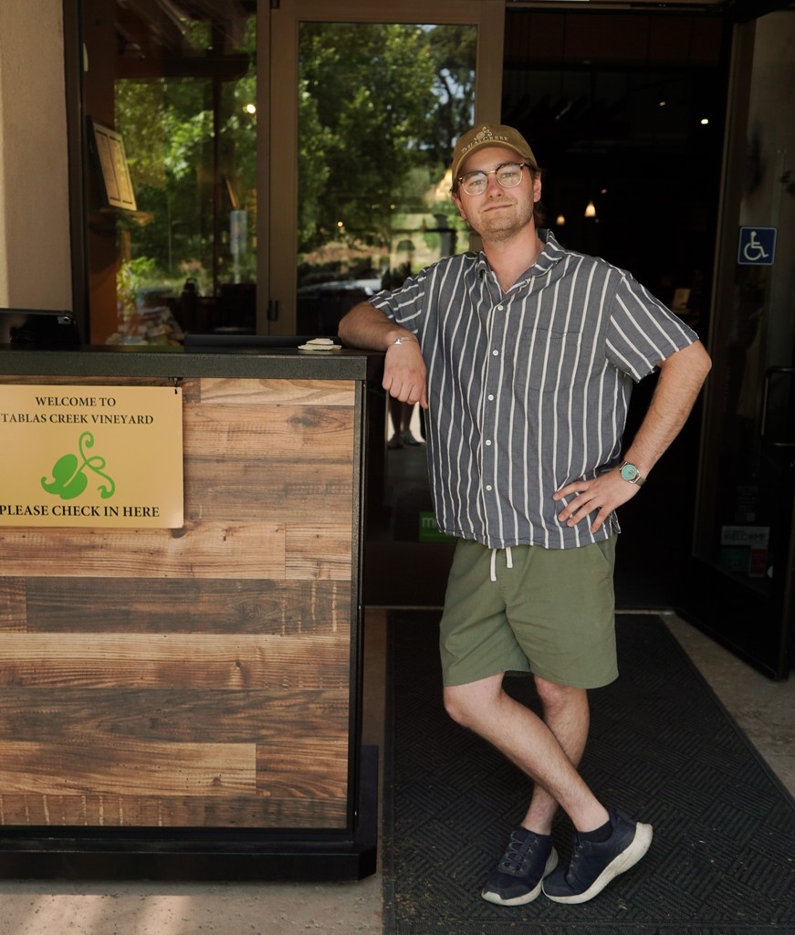 Jules, who has been with Tablas since 2022, embodies exactly the kind of welcome we aim to provide when you arrive. Everyone, meet Jules on the Tablas Creek blog:

tablascreek.typepad.com/tablas/2025/06…