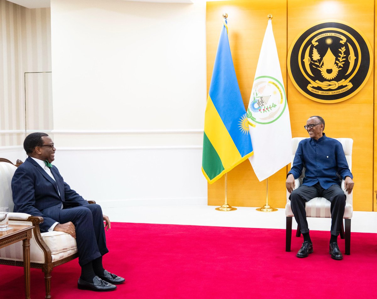 Le Président Kagame a reçu aujourd'hui le Dr Akinwumi Adesina, Président sortant du Groupe de la Banque Africaine de Développement, en visite au Rwanda à l’occasion de la 28ᵉ Conférence annuelle sur l’analyse économique mondiale.