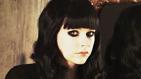 Necesito que Avril saque esta personalidad mas seguido y haga canciones de puta, cornuda y dolida