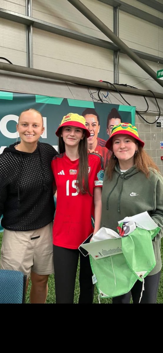 MrYets's tweet photo. Pic Zara &amp; Paige 

Name: Elise Hughes 
Age: 24 
Caps: 31 
Position: Forward 
Current Club: Crystal Palace 
Wales Debut: 5th March 2018 v Switzerland Minutes played under Rhian Wilkinson: 307 Chant: Na na nana na, nana na Elise Hughes. Beatles – Hey Jude. https://t.co/j8oi0ac3Rv