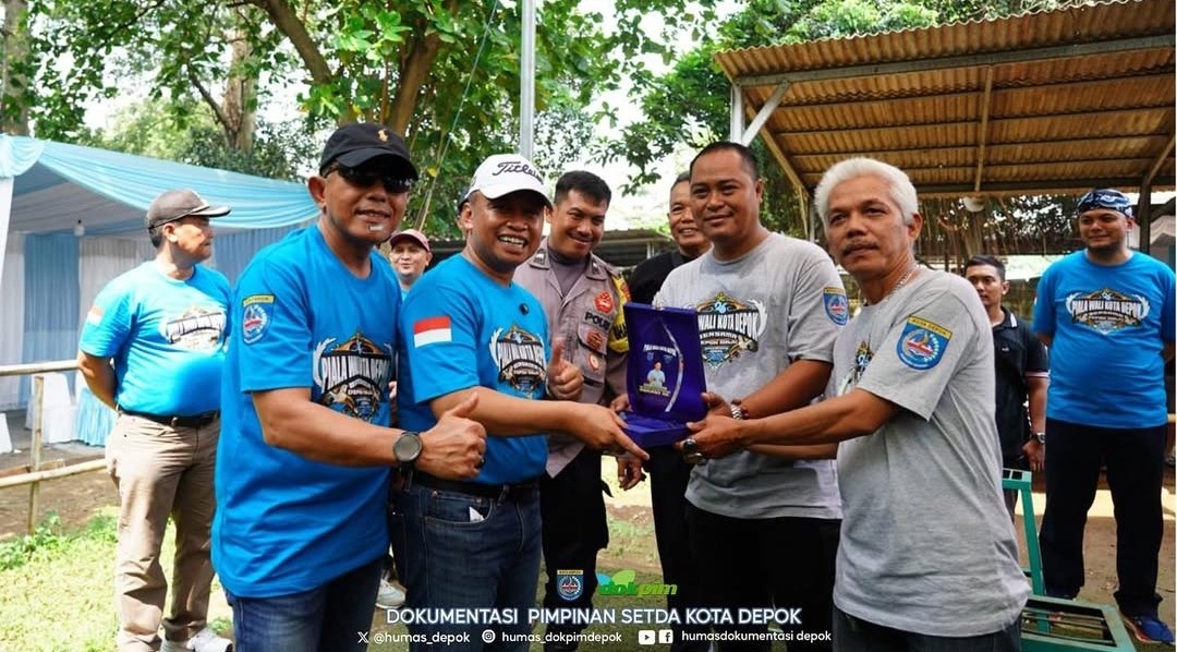 Wali Kota Depok, Supian Suri menghadiri Lomba Kicau Burung Piala Wali Kota Depok 2025, Minggu (22/06/2025) di Naura Krukut Enterprise, Kecamatan Limo.

Pemimpin Depok mengatakan akan menjadikan festival lomba kicau burung sebagai agenda tahunan dan masuk dalam calendar of event.
