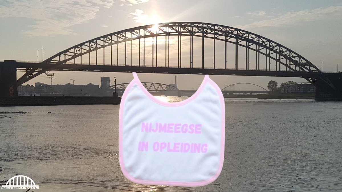 Eerst de geboorteaangifte
Dan dit slabbetje
'Nijmeegse in opleiding'
Je vindt ‘m op nijmegenmijnstad.nl 

#Nijmegen #Kraamcadeau