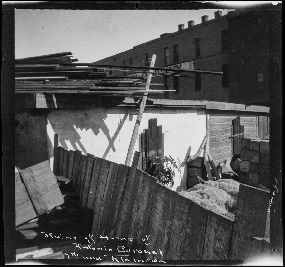 EliFrankelLA's tweet photo. Los Angeles in the 1930’s - hidden gems like the adobe home of Antonio Coronel dating back to the 1850’s can still be found in alleyways and backyards. But soon they will all be demolished. 

#LosAngeles #lahistory #plaza #pueblo #adobe #architectual #Californiahistory https://t.co/GhddmfBjTy