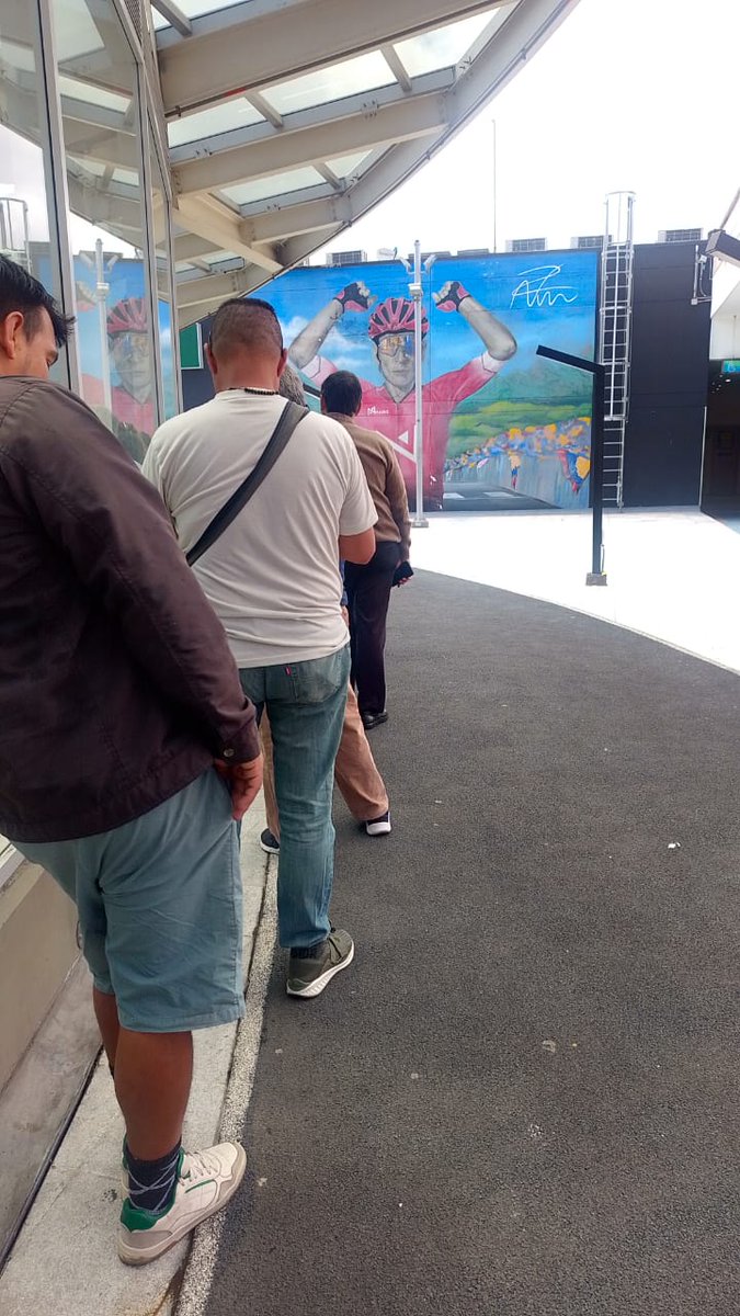 AlexaValencia89's tweet photo. @Compensar_info  como es posible que pagando plan ahora deba reclamar medicamentos donde @CruzVerdeCo  dice y deba esperar más de 40' para reclamar EL TURNO !!! https://t.co/F3PUi3aopz