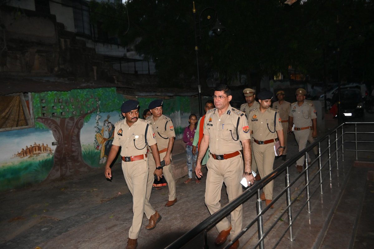 <a href="/AddlLaw/">Addl. C.P. Law & Order VNS</a>  द्वारा  कमिश्नरेट वाराणसी में रथयात्रा मेला के दृष्टिगत अस्सीघाट से पद्मश्री चौराहा, दुर्गाकुण्ड,चेतमणी,जल कल कार्यालय, खेजवा बाजार,कमच्छा तिराहा होते हुए रथयात्रा चौराहा तक पुलिस बल के साथ पैदल गश्त करते हुए निरीक्षण किया गया।