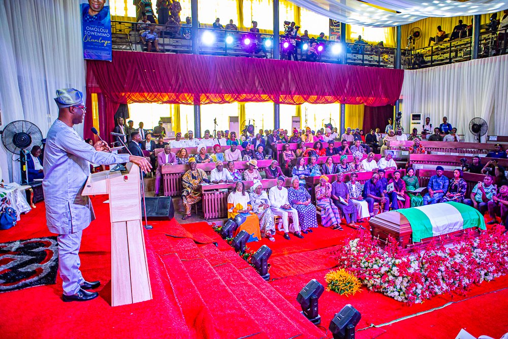 seyimakinde's tweet photo. This morning, we joined family, friends and well wishers at the Lying-in-State and Executive Session held in honour of His Excellency Dr Victor Omololu Sowemimo Olunloyo, a former Governor of Oyo State at the Oyo State House of Assembly. https://t.co/yxrsOV7kFS
