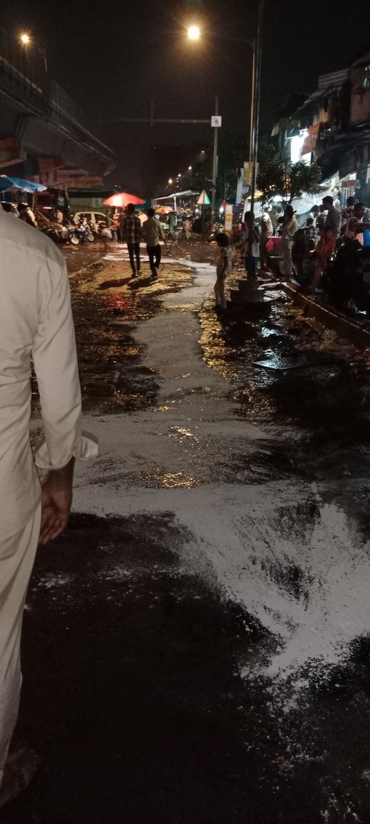 theabdulhaque's tweet photo. @mybmc @MCGMConstPermit @RoadsOfMumbai @msrtcofficial @nitin_gadkari The road maintenance people are filling the holes in the road with damar during the rain and ,many potholes have not been filled yet due to which water accumulated. https://t.co/pvF3o7eFfn