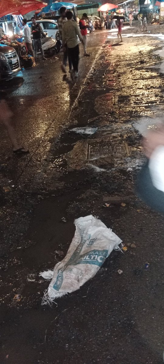 theabdulhaque's tweet photo. @mybmc @MCGMConstPermit @RoadsOfMumbai @msrtcofficial @nitin_gadkari The road maintenance people are filling the holes in the road with damar during the rain and ,many potholes have not been filled yet due to which water accumulated. https://t.co/pvF3o7eFfn
