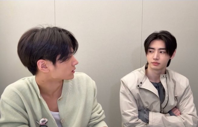 :เธออย่าหงุดหงิดให้มันเป็นนิสัยที่รักมันไม่น่ารัก
:ตอนไหน
:ทุกตอน
:หงุดหงิดตอนไหน
:เนี่ย ตอนนี้ หงุดหงิดจัด
:ก็อยู่ดี ๆ ก็พูด