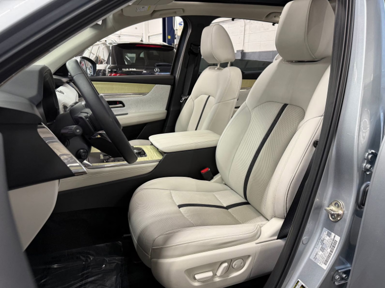 AnnapolisMazda's tweet photo. Three rows? Premium technology? Enhanced safety? This Certified Pre-Owned 2024 #MazdaCX90 #SUV has it all. 
Take a look: https://t.co/KYvyAHXiHT https://t.co/sglUJ6InsO