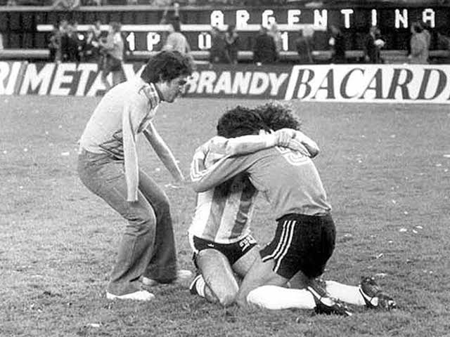 Argentina se acaba de consagrar campeón del mundo. Fillol y Tarantini se abrazan. Se acerca un hincha sin brazos para unirse en espíritu a ese saludo. El Gráfico lo tituló: "El Abrazo del Alma". Hermosa foto que cumple 47 años <a href="/Arg1978Mariano/">Argentina 78</a> <a href="/vicentgol/">Vicente Cisneros</a> <a href="/orbisa35/">Pedro Ortiz Bisso</a> <a href="/Argentina/">🇦🇷 Selección Argentina ⭐⭐⭐</a>