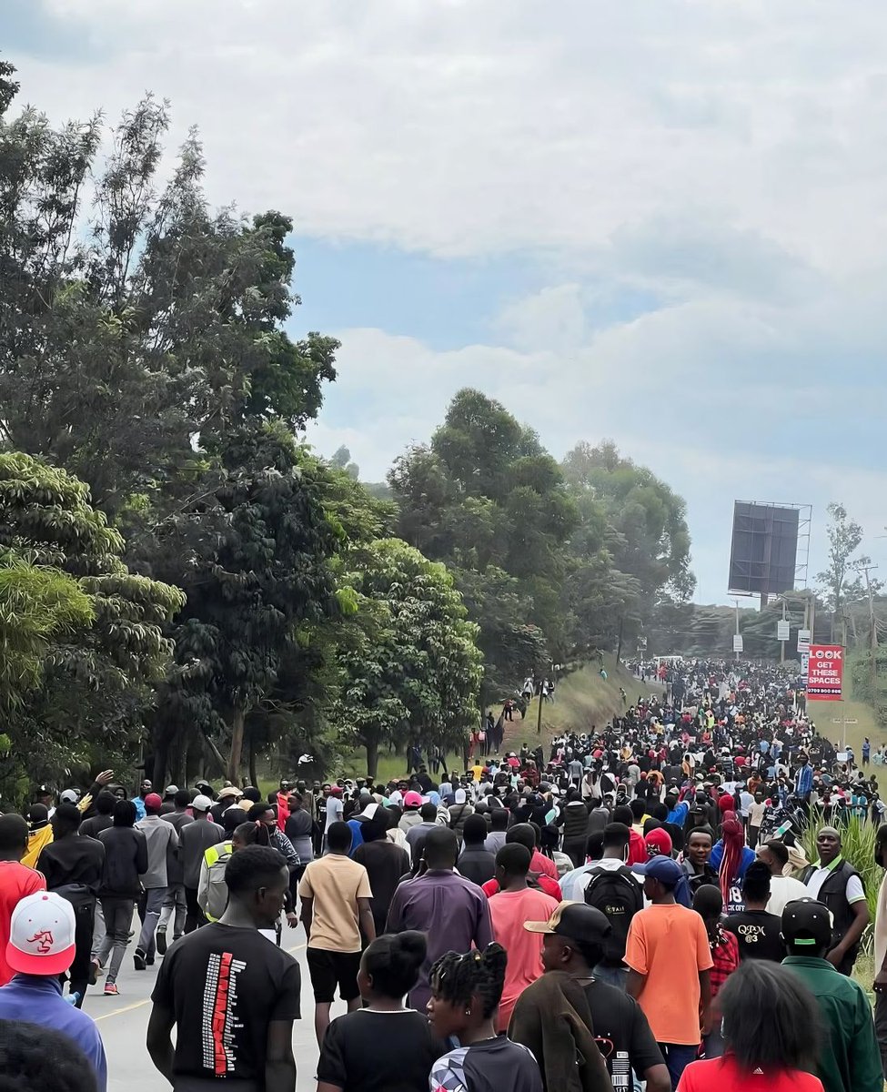 Thousands of young Kenyans 🇰🇪 have taken to the streets, clashing with police in Nairobi.

Protesters faced tear gas and bullets as businesses closed.

The unrest marks one year since deadly anti-government protests.

The government has banned live media coverage.