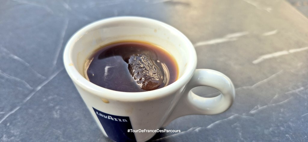 Moi aussi <a href="/medandcats/">Sunshine</a>
Ristettro on the rock ; ciel bleu ; température chaude ; constantes normales.
#LeCafeCestLaVie 
PS : c'est pas mal.