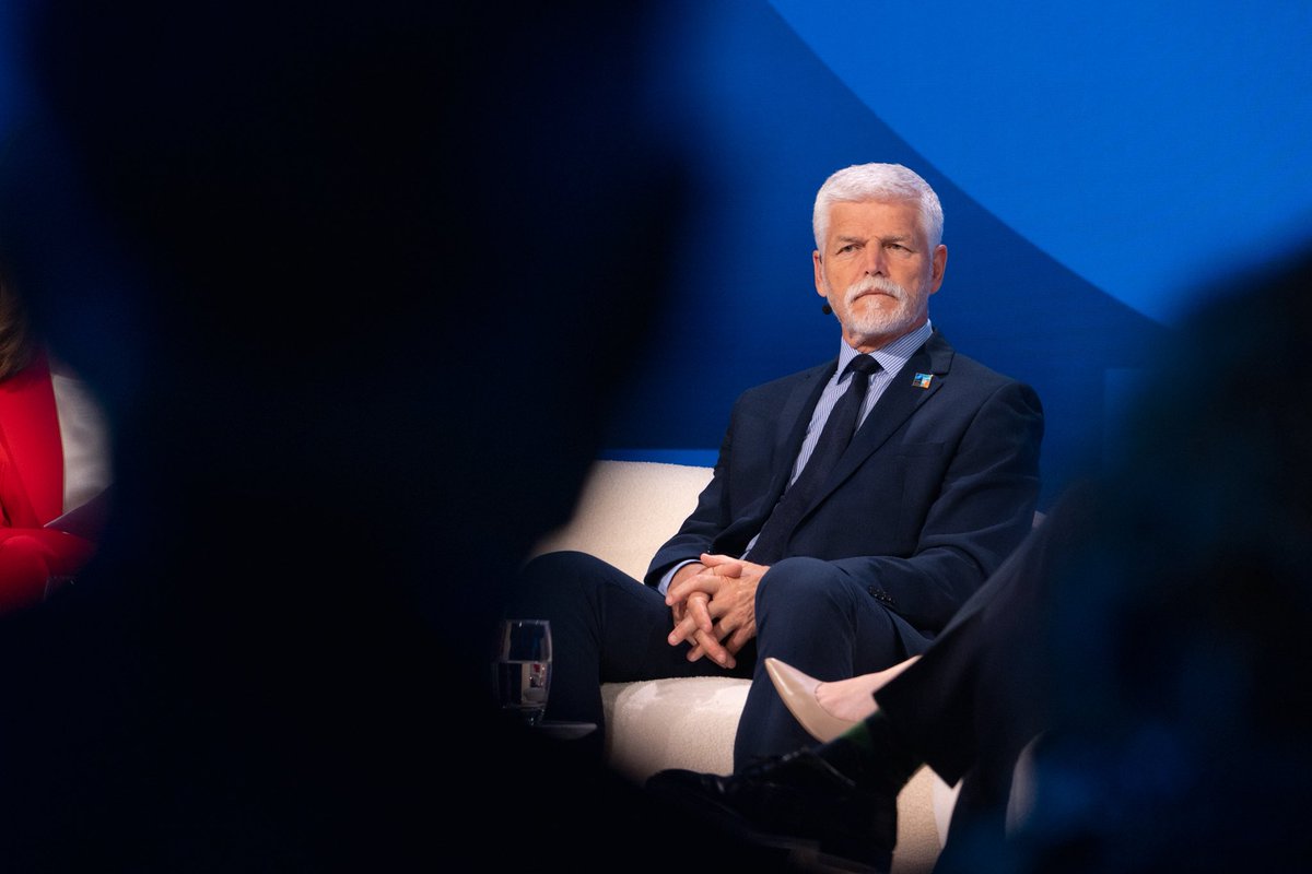 prezidentpavel's tweet photo. Summit NATO v Haagu dnes vyslal jasnou zprávu. Rusko je hrozba, na kterou musíme být lépe připraveni. Se všemi spojenci jsme se proto dnes zavázali k navýšení obranných výdajů na 3,5 % HDP do roku 2035. Dalších 1,5 % navíc vyčleníme na související obranné výdaje, jako jsou budování infrastruktury či zdravotnických zařízení. Podobu evropské bezpečnosti do značné míry určí také budoucnost Ukrajiny. S aliančními partnery jsme se proto dohodli na nutnosti pokračovat v její jednoznačné podpoře.