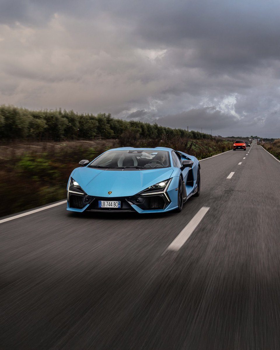 Lamborghini's tweet image. Different design, shared vision: to dominate their respective categories in true Lamborghini style. From performance to authentic DNA, Revuelto and Urus SE move side-by-side towards the future.