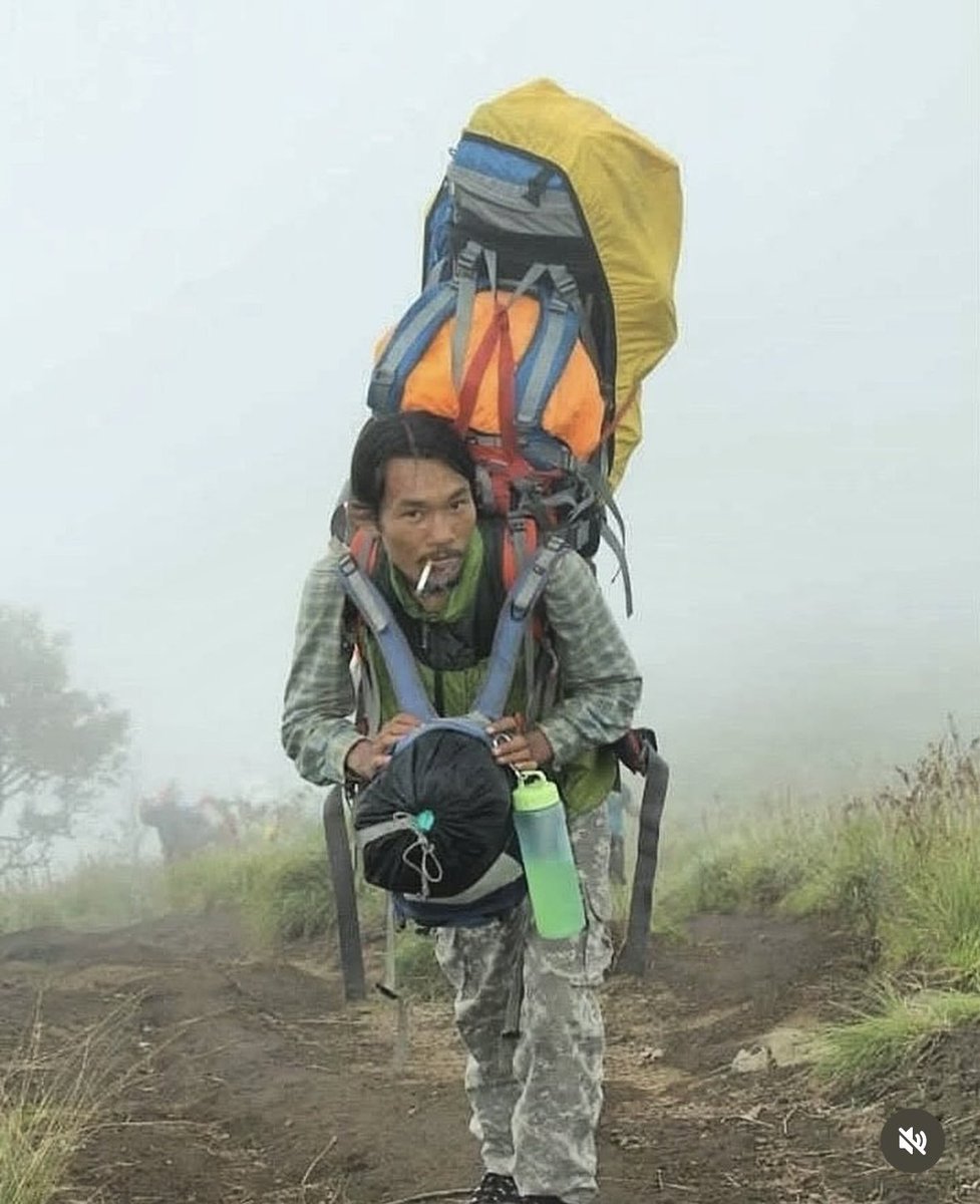 vinicios_betiol's tweet photo. Quem desceu na trilha do vulcão e trouxe o corpo da Juliana Marins foi o Agam Rinjani, voluntário que montou uma equipe e continuou o resgate mesmo quando o governo da Indonésia tinha paralisado o salvamento. https://t.co/ui0DB0WFVa