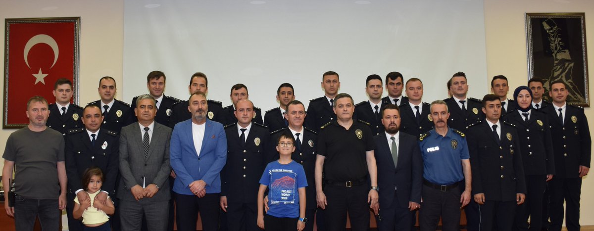 KastamonuEmniy1's tweet photo. RÜTBE TERFİ TÖRENİ GERÇEKLEŞTİRİLDİ

İl Emniyet Müdürü Kayhan AY, İl Emniyet Müdür Yardımcıları, birim amirleri ve kıymetli ailelerinin katılımlarıyla bir üst rütbeye terfi eden personel için rütbe terfi töreni düzenlendi.

Kastamonu Emniyet Müdürlüğünde görev yapan ve bir üst rütbeye terfi eden personel için rütbe terfi töreni düzenlendi. Şehit Ahmet Şahan Konferans salonunda gerçekleştirilen törene, İl Emniyet Müdürü Kayhan AY, İl Emniyet Müdür Yardımcıları, birim amirleri ve terfi eden personelin kıymetli aileleri katıldı.

İl Emniyet Müdürü Kayhan AY “Bu meslek fedakârlık mesleğidir, tabi fedakârlığı sizinle birlikte aileleriniz de yapıyor, onları da canı gönülden tebrik ediyorum. Kastamonu’nun güvenliği için gece gündüz demeden özveriyle görev yaptığınız için teşekkür ediyorum” diyerek terfi eden personelin yeni rütbelerinin hayırlı olmasını temenni etti.