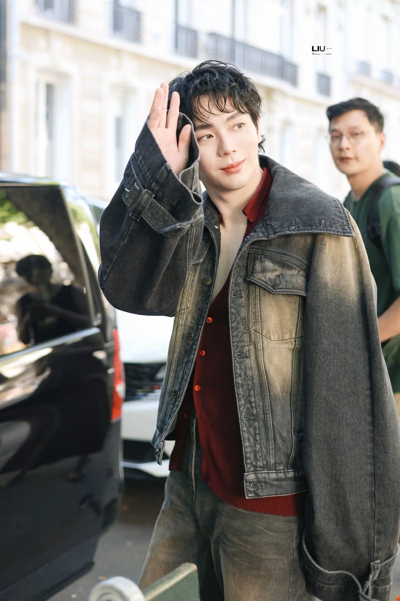阿普哥下班
明天见啊

UPPOOMPAT EGONLAB SS26

#upwithegonlab
#uppoompatwithegonlab
#egonlab
#egonlabfashionweek
#26ssfashionweek
#uppoompat <a href="/uppoompat/">uppoompat</a>