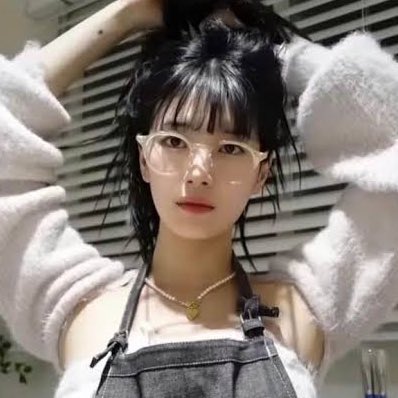 รุ่นที่ไอดอลใส่เราไปลองแล้วคือสวยมากนะ เข้ากับเบ้าเลยอะ ไม่ได้ใส่ยาก นี่ว่าทรงเขาดีอะ ใครใส่ก็รอด ใส่ตามแบบราคาดี เอาไปตัดเป็นเลนส์สายตาได้เลย แข็งแรงมาก ลดเหลือพันกว่าๆ เอง🥹