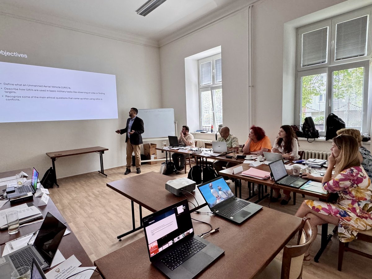 CUDZaragoza's tweet image. Los profesores Ángel Corona y Sergio Yagüe representan a @CUDZaragoza en el Joint English Teaching Proficiency (JETPRO), una iniciativa del  #ErasmusMilitar #EMILYO que acogió del 16 al 20 de junio el Language Centre de la University of Defence de Brno #RepúblicaCheca
