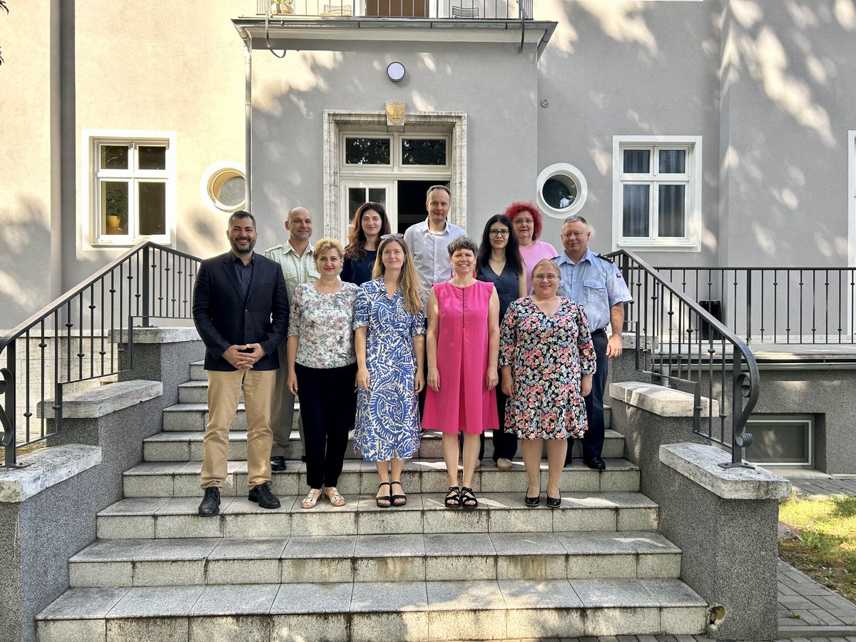 CUDZaragoza's tweet image. Los profesores Ángel Corona y Sergio Yagüe representan a @CUDZaragoza en el Joint English Teaching Proficiency (JETPRO), una iniciativa del  #ErasmusMilitar #EMILYO que acogió del 16 al 20 de junio el Language Centre de la University of Defence de Brno #RepúblicaCheca