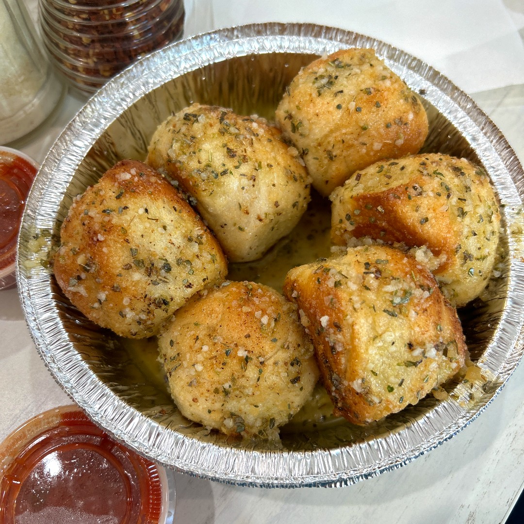 RandysPizzaTri's tweet photo. Some people love to dip our Garlic Knots in our homemade Marinara sauce, while others prefer to go for Ranch as a dipping sauce. 😮 Both are good, but which one are you?
Marinara or Ranch -- Vote in the comments! 💥
#RandysPizzaTriangle https://t.co/3b8b4gGwia