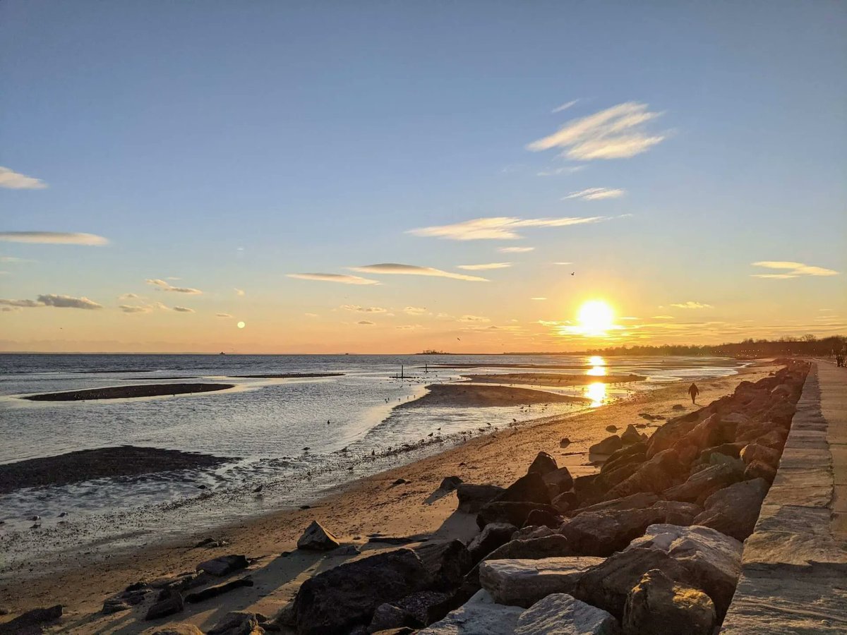 Hey Bridgeport!

We regret to inform everyone that our beaches are closed again, due to high bacteria levels. Our beaches will reopen once it is deemed safe for swimming. Please refrain from getting in the water until we report on reopening.