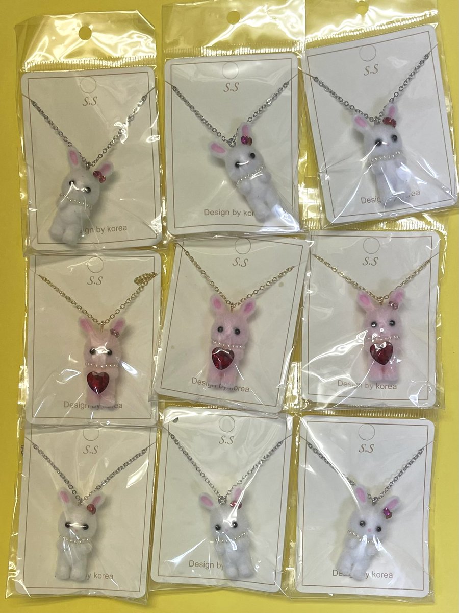 うさちゃんネックレス900 円です！ ふんわりうさちゃんネックレス！ ピンクの方のうさちゃんはハートの宝石をギュッと抱きしめておりとってもキュートです！ あなたの首元にさりげないかわいさをプラスしくれます。うさぎ好きのあなたそして大切な方へのプレゼントにも。。 #中野ロープウェイ