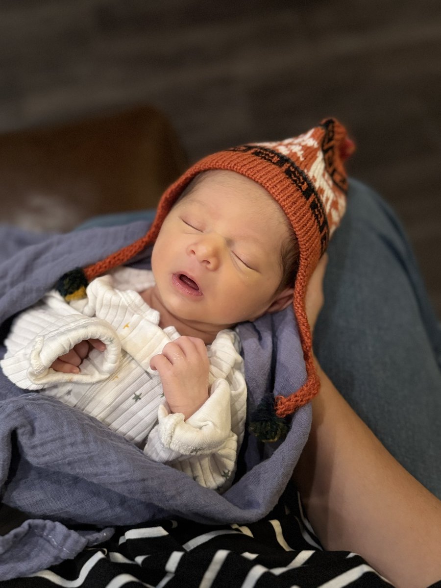 Mi nieto Román Roy con su primer gorrito boliviano. Es todo un tejano 🤠 pero no se olvida de las racieces bolivianas de su abuelito. 

My grandson Román Roy with his first Bolivian hat. He's a Texan 🤠 but he doesn't forget his grandfather's Bolivian roots.