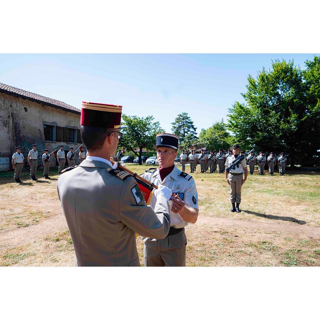 RegimentMedical's tweet image. Passation de commandement – 5e Cie médico-chirurgicale 🫡
Aujourd’hui, la 5e compagnie du régiment médical a vécu un moment fort de tradition et de transmission.
Le capitaine Emmanuel a officiellement passé le flambeau au capitaine Fabien, nouveau commandant d'unité.
#rmed