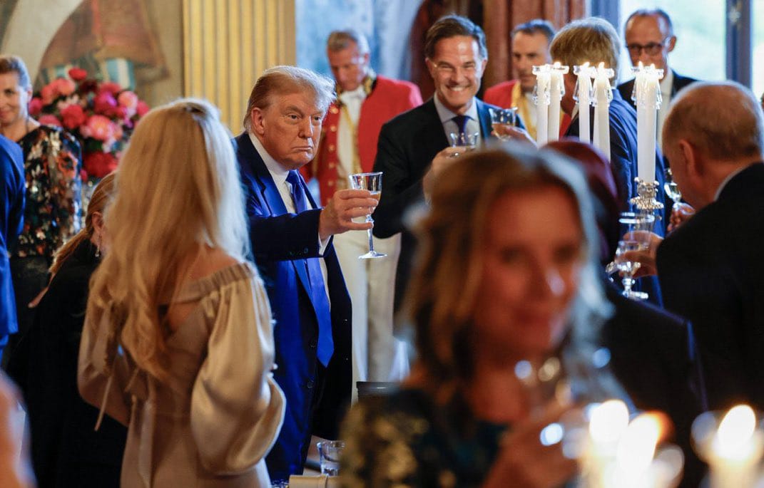 Türkiye'de; din iman başörtüsü imamhatip Gazze Filistin...

Hollanda da ; " kadehler havaya ".

Ama kadehte SU VAR haa.burasi çok önemli