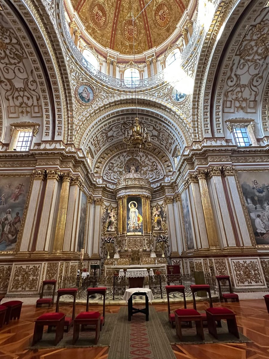 La Deslumbrante Capilla de Nápoles, una obra de arte religioso ubicada en el pueblo mágico de #Guadalupe.  ✨🏛️