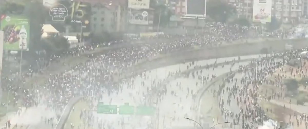 K1000Journalist's tweet photo. 🇰🇪 Le Kenya secoué par une révolte de grande ampleur !

Un soulèvement est en cours, en ce moment même, au Kenya. Les manifestants sont descendus dans la rue pour célébrer le premier anniversaire d'une grande manifestation au cours de laquelle le Parlement a été attaqué.

1/6 https://t.co/EEH9JdAGXi