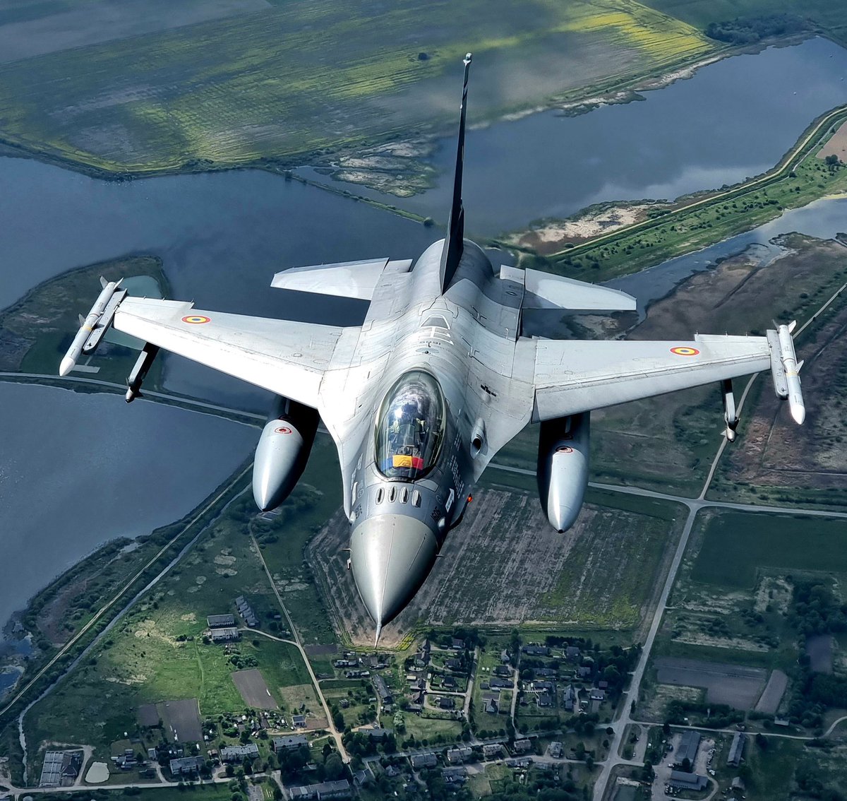 România va avea în jur de 70 de avioane F-16. Olanda ne-a cedat o escadrilă pentru 1 leu. Știrea mea: adelinpetrisor.ro/romania-4-esca…