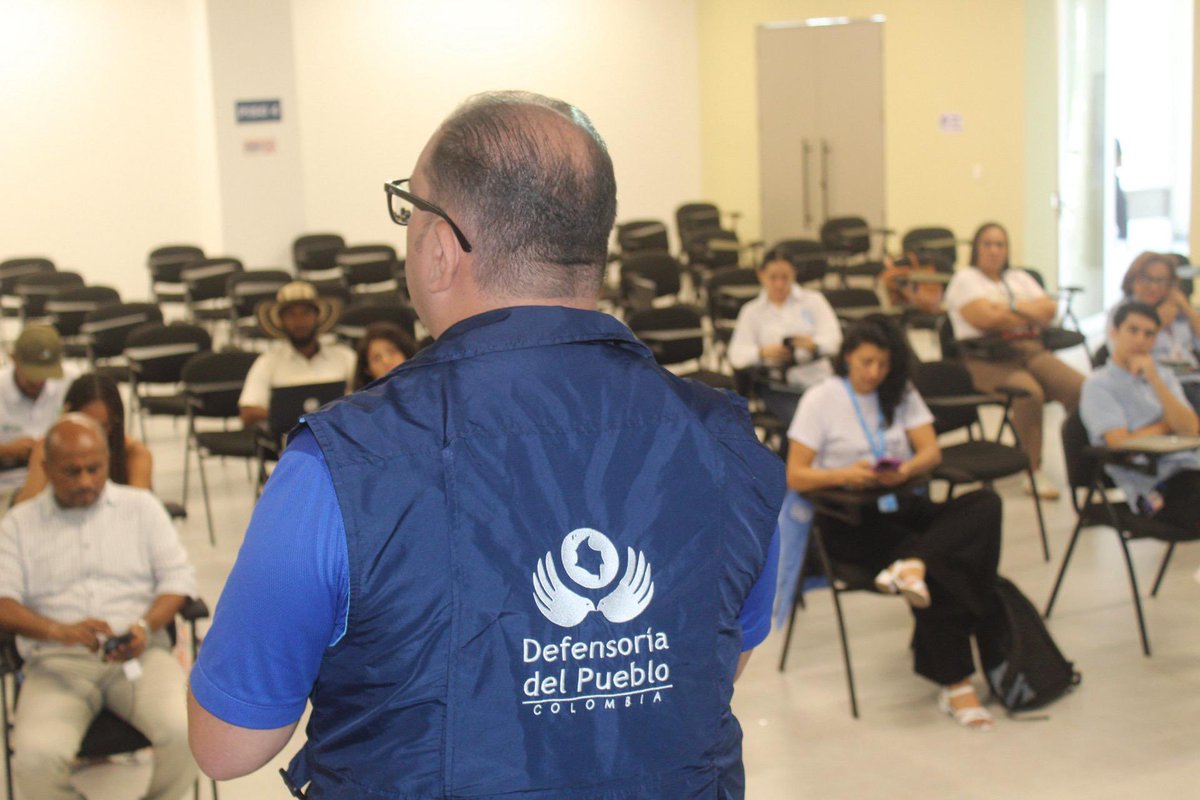 DefensoriaCol's tweet photo. Conmemoramos el día mundial de las personas refugiadas y desplazadas reafirmando nuestro compromiso con su dignidad y derechos

En Montería, junto a @AcnurColombia, @Unicordoba_Col y entidades locales y departamentales, reflexionamos sobre los impactos de esta problemática en los territorios.

Este tipo de espacios son fundamentales porque permiten visibilizar las realidades que enfrentan las personas refugiadas y desplazadas, quienes a menudo viven en condiciones de vulnerabilidad extrema y con acceso limitado a sus derechos. 

Además, estas jornadas promueven el diálogo interinstitucional para avanzar en soluciones reales, sostenibles y con enfoque de derechos humanos, generando un impacto positivo en estas poblaciones.