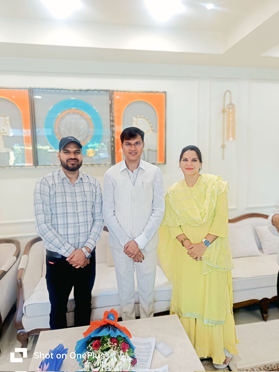 आज दिनांक 25 जून को माननीय श्री पवन सिंह चौहान जी सदस्य विधान परिषद भाजपा(MLC) से  उनके लखनऊ आवास पर मुलाकात में टेट/सीटेट उत्तीर्ण शिक्षामित्रों के आगामी परिस्थितजन्य रणनीतियों पर विस्तृत चर्चा सहित विशेष सुझावों पर बातचीत हुई। मुलाकात में जिलाध्यक्ष सीतापुर श्रीमती शालिनी