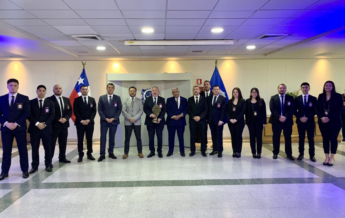 🔵Fiscales de ⁦<a href="/Fisc_Occidente/">Fiscalía Metropolitana Occidente</a>⁩ participaron hoy de la ceremonia en la que se entregaron los Premios a la Excelencia 2025 de ⁦<a href="/PDI_CHILE/">PDI Chile</a>⁩ Entre las investigaciones destacadas estuvo la Operación Los Trinitarios y la desarticulación del Clan “Los Zúñiga”, en #Peñaflor.