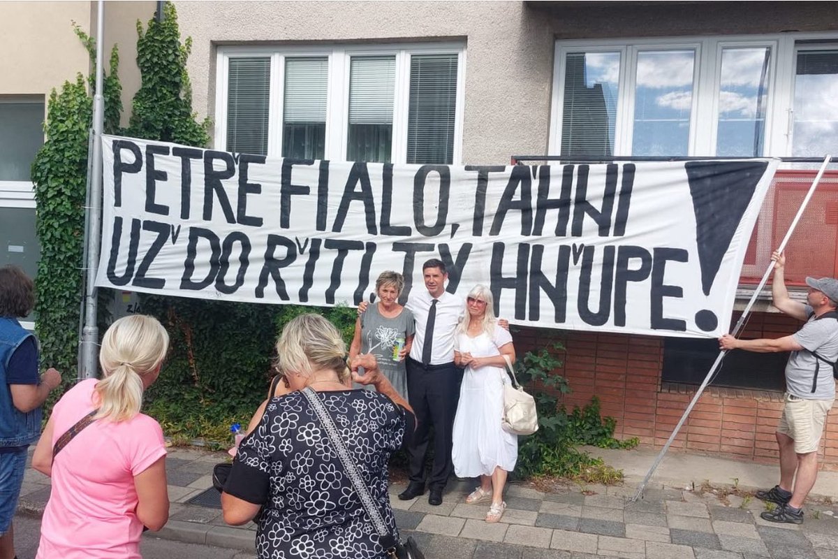 Když na Sládka a tebe samotného chodí málo lidí, tak si zajedeš tam, kde má premiér Fiala předvolební akci, za sebe si postavíš transparent posílající Fialu tam, kde slunce nesvítí, a na těch internetech to jednou vypadá, že ti přišli na akci nějací lidé, to dá rozum…Vrabel je